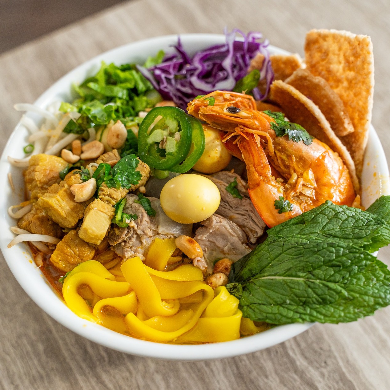 Tô Mì Quảng truyền thống với tôm và thịt heo, Ẩm Thực Hội An