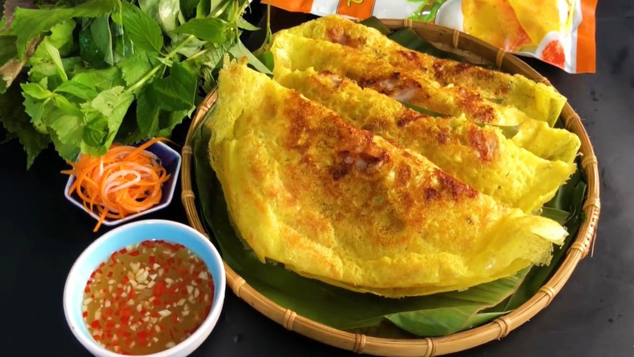Hidden gems Hoi An: Sizzling Banh Xeo being cooked at a local street food stall.