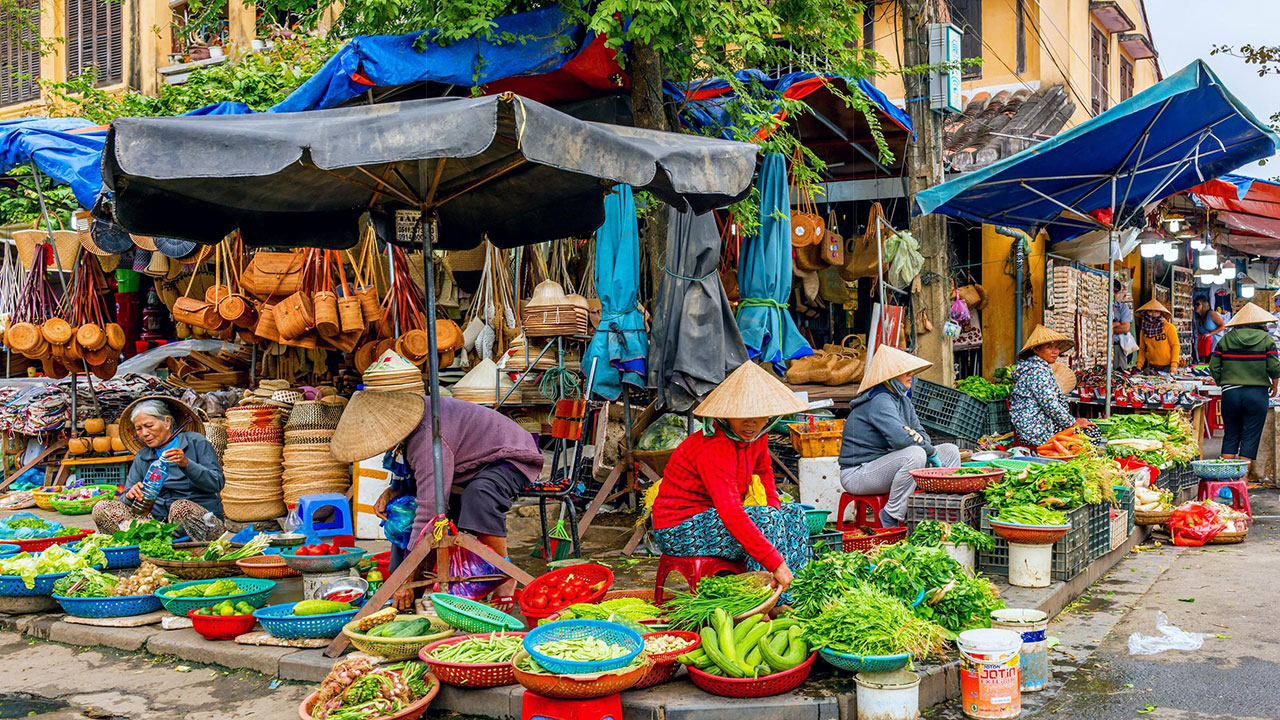 Secret spots Hoi An: Bustling Ba Le wet market with fresh produce and local vendors.