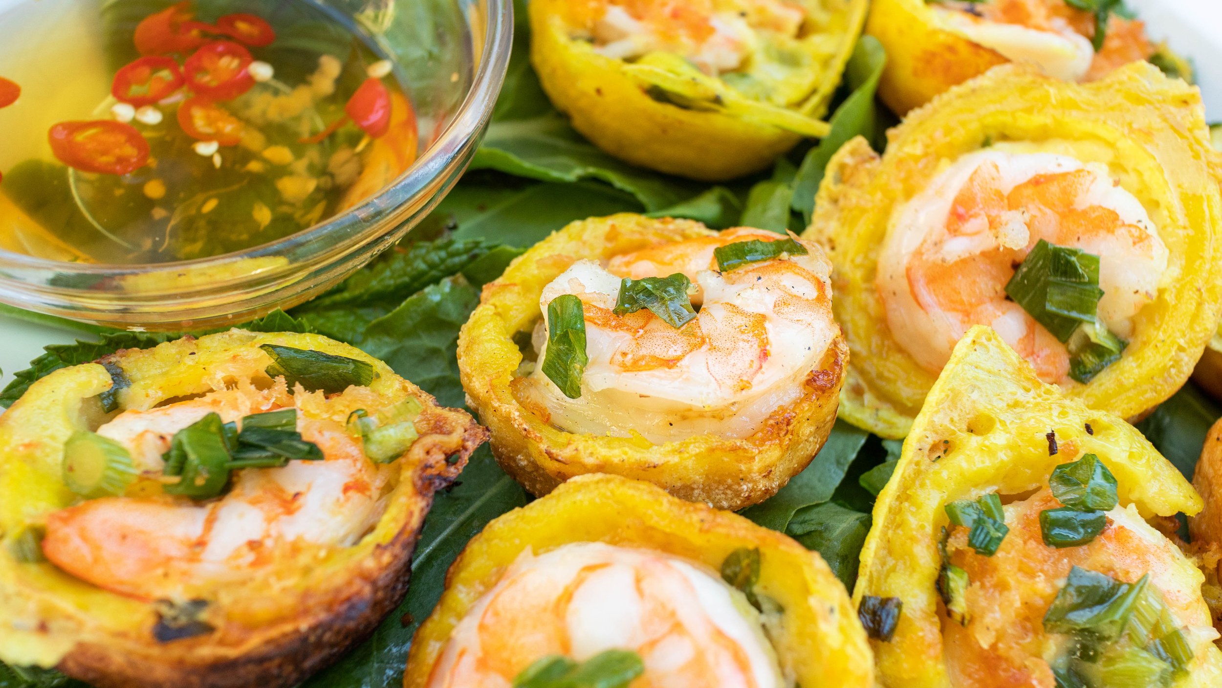 Bánh Căn nóng hổi (bánh khọt mini mặn) được nấu tươi ở Hội An, trải nghiệm ẩm thực địa phương